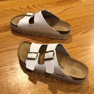 Good condition. Gently used. 8.5-9. Clean white.